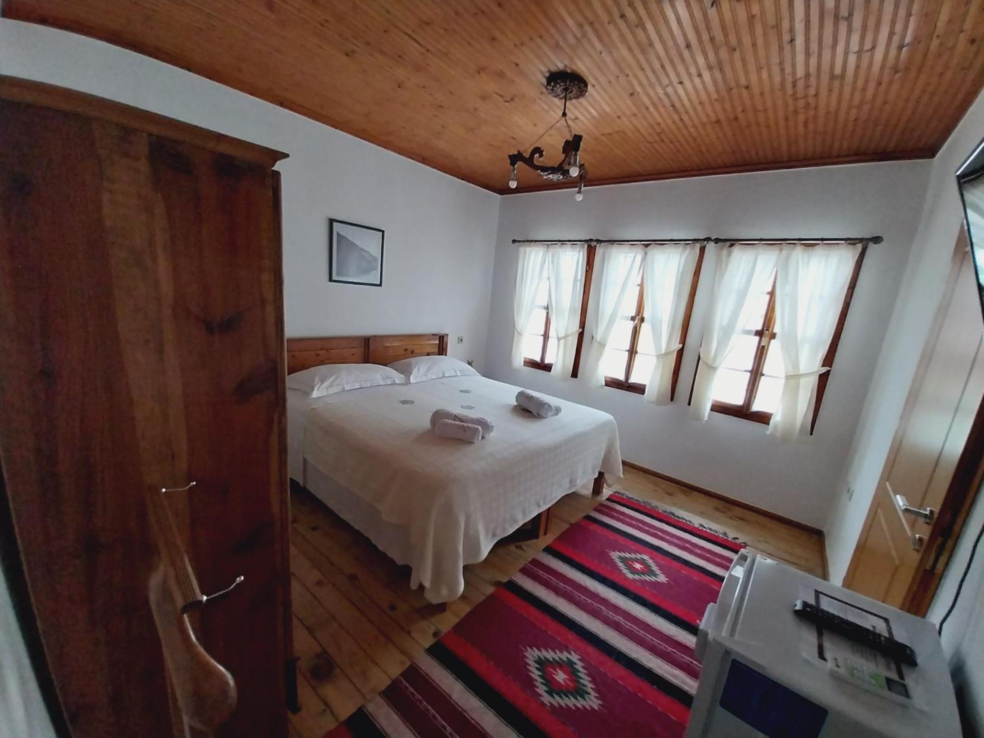 Guest House J.Prifti Berat Exteriör bild
